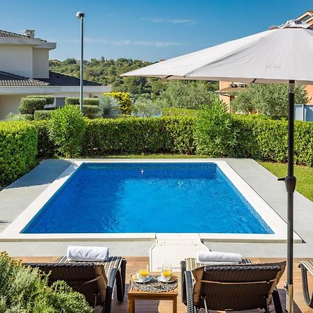 Lovely Istrian Apartment With A Private Swimming Pool And A Charming Garden Banjole Esterno foto