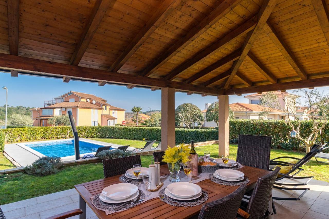 Lovely Istrian Apartment With A Private Swimming Pool And A Charming Garden Banjole Esterno foto