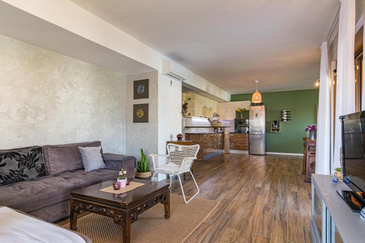 Lovely Istrian Apartment With A Private Swimming Pool And A Charming Garden Banjole Esterno foto