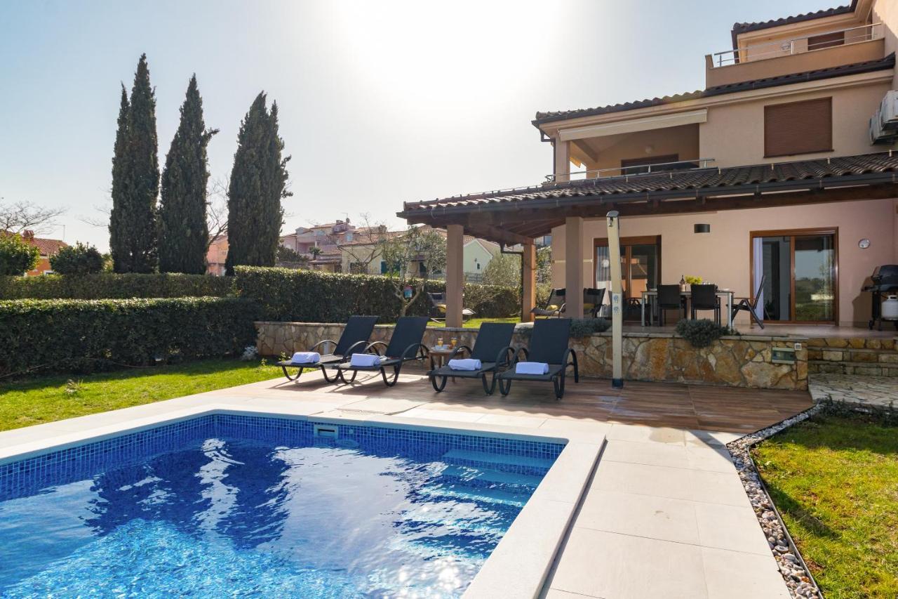 Lovely Istrian Apartment With A Private Swimming Pool And A Charming Garden Banjole Esterno foto