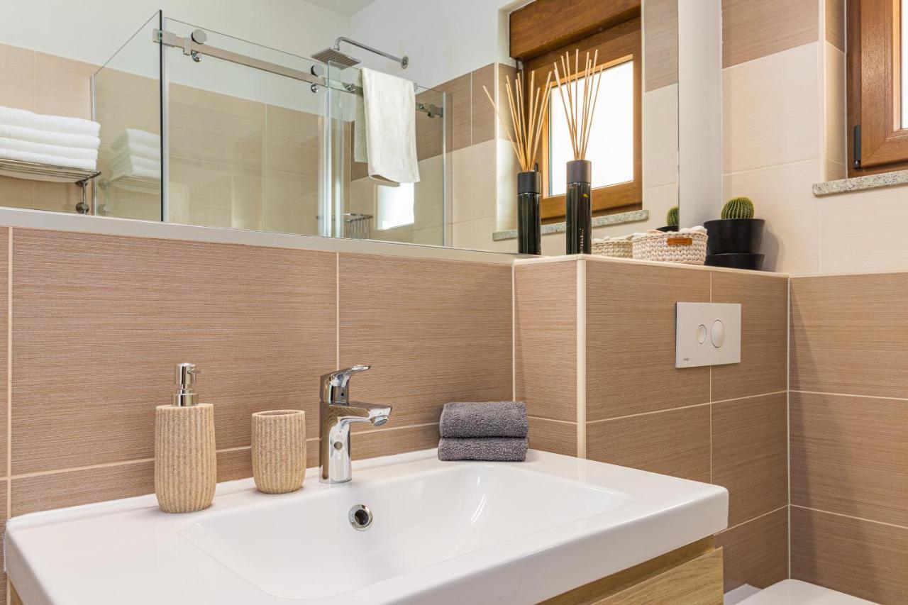 Lovely Istrian Apartment With A Private Swimming Pool And A Charming Garden Banjole Esterno foto