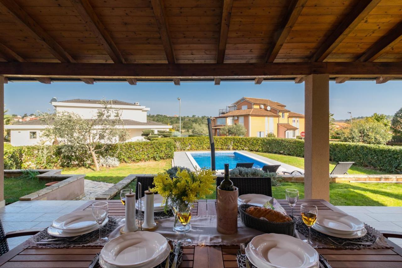 Lovely Istrian Apartment With A Private Swimming Pool And A Charming Garden Banjole Esterno foto
