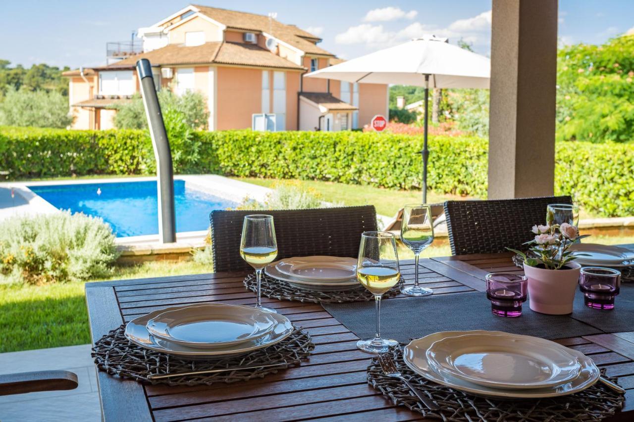 Lovely Istrian Apartment With A Private Swimming Pool And A Charming Garden Banjole Esterno foto